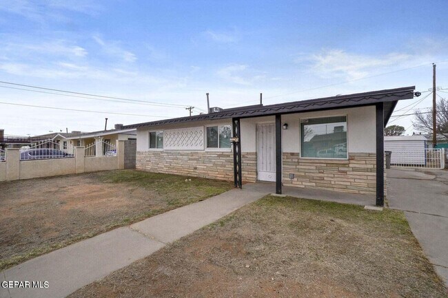 Building Photo - 5316 Saxon Dr