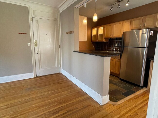 Building Photo - South Minneapolis Condo, Hardwood Floors, ...