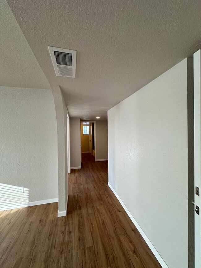 Building Photo - Available early May - Unfurnished Long Term