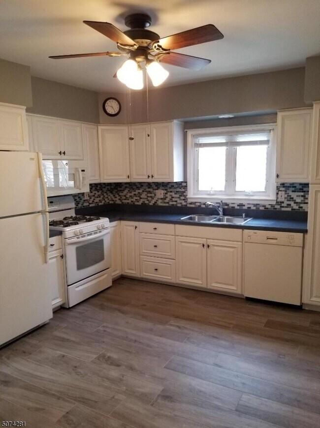 Building Photo - 96 Van Buren St