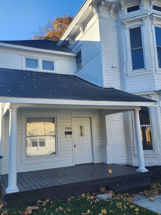 Foto principal - 2 Bedroom 1 bath duplex