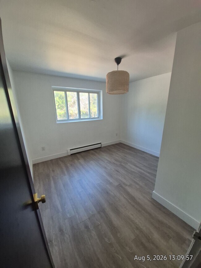 Building Photo - SPACIOUS, UPDATED  2 BEDROOM APT WITH IN SUITE LAUNDRY