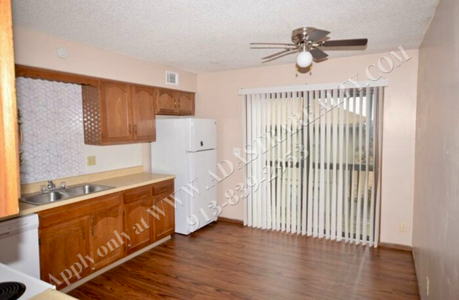 Building Photo - Beautiful 2 Bed 1 Bath Unit in Raymore-Ava...