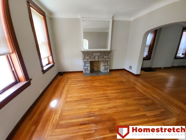 Foto del edificio - This wonderful home features 3 bedrooms an...