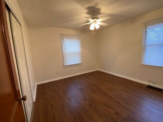 Building Photo - $725 Cute! Great Location!