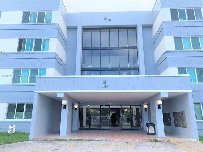 Foto del edificio - 14830 Naranja Lakes Blvd