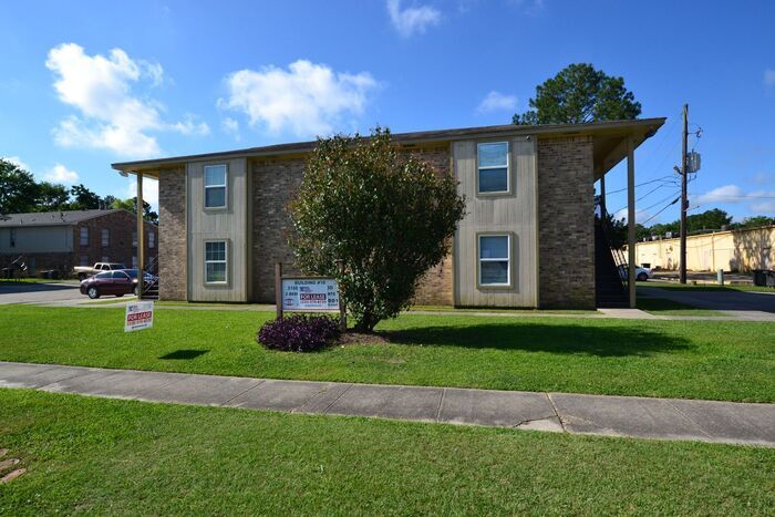 Primary Photo - 2150 N Sherwood Forest Dr