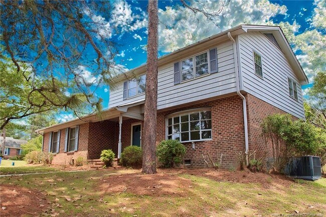 Building Photo - 2701 Lake Club Dr