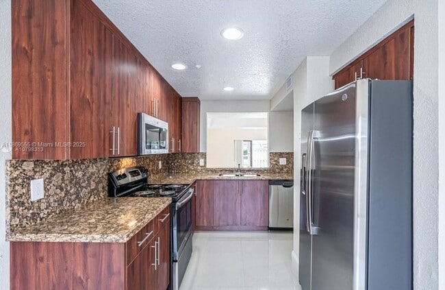 Foto del edificio - 636 NE 195th St