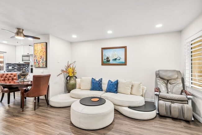 Building Photo - Bright La Jolla 2 BD Condo Near UCSD & Shopping