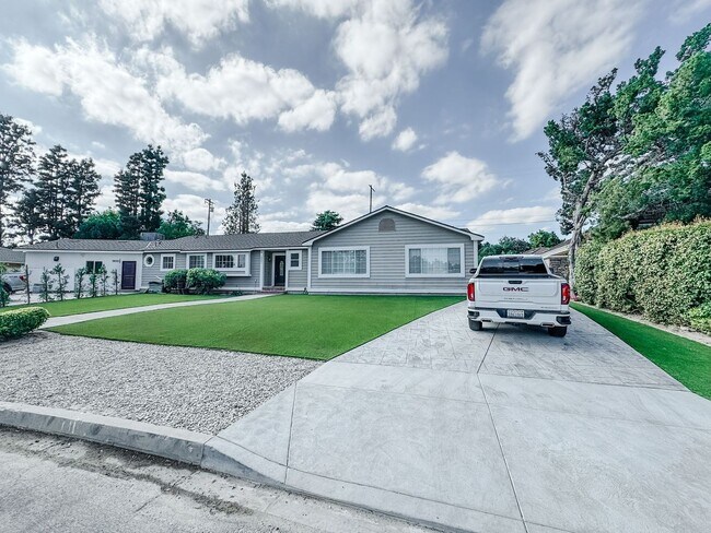 Foto del edificio - Beautifully Remodeled 4 Bed, 3.5 Bath Home...