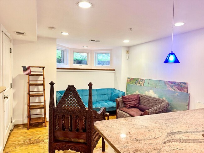Building Photo - 1 Bed 1 Bath! Pets Welcome! Patio!