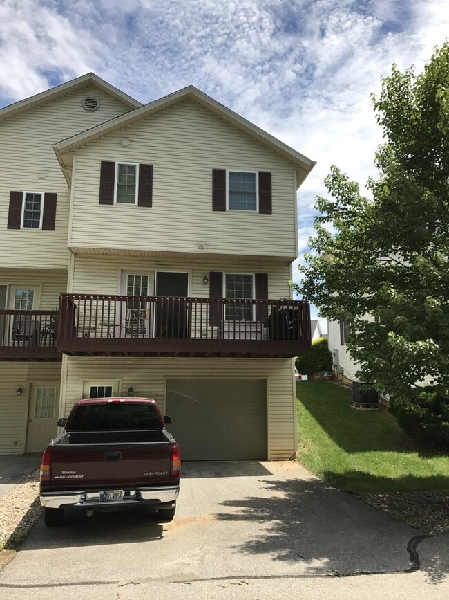 Building Photo - 3 BEDROOM TOWNHOUSE AVAIL JULY 2026.   Mon...