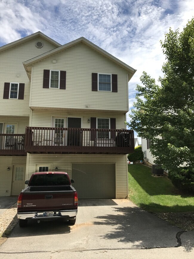 Foto del edificio - 3 BEDROOM TOWNHOUSE AVAIL JULY 2026.   Mon...