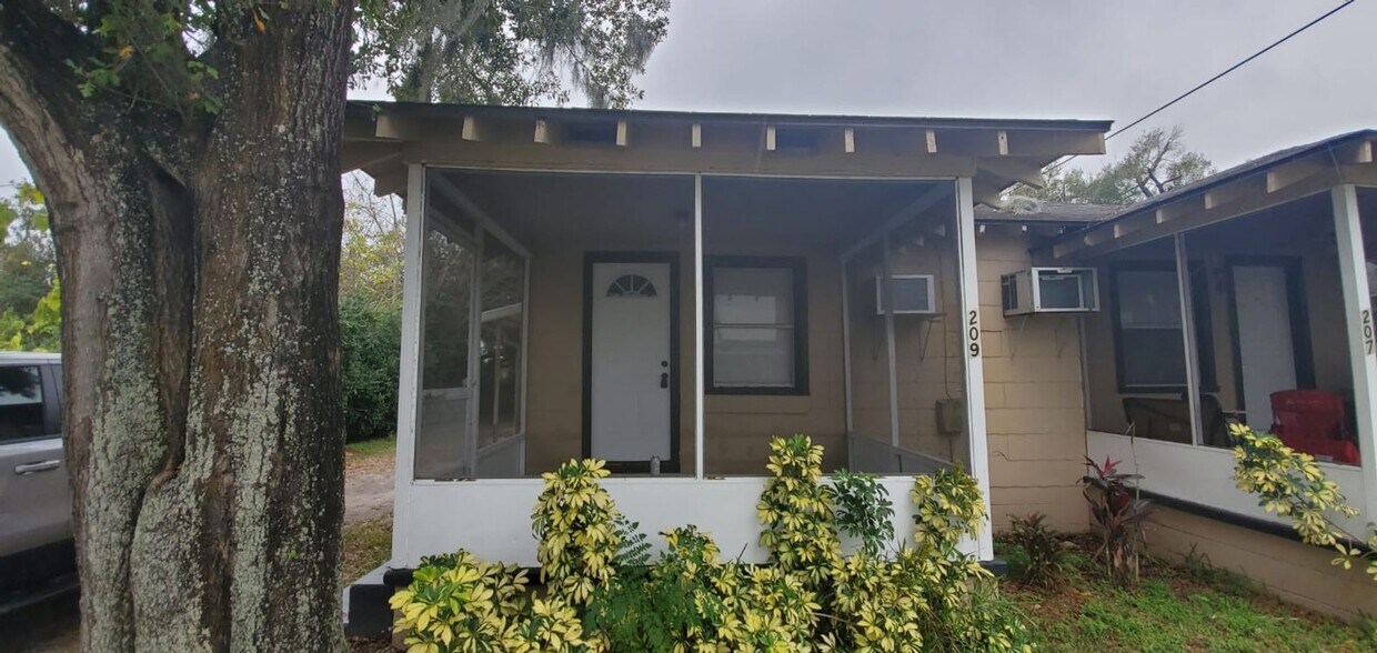 Primary Photo - Mulberry- 2/1 Duplex, Immediate Move-In