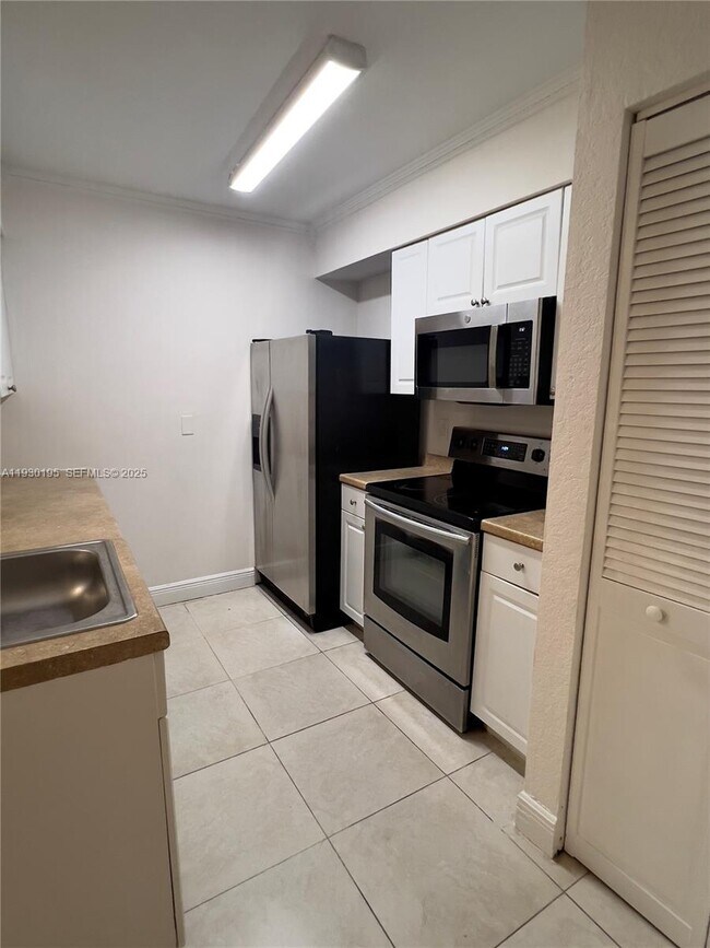 Foto del edificio - 2880 N Oakland Forest Dr