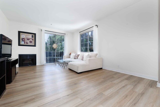 Foto del edificio - 585 N Rossmore Ave