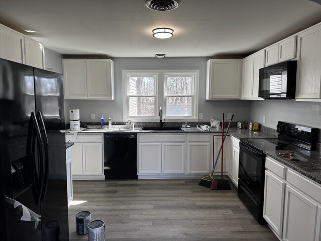 Foto del edificio - 126 Connector Rd