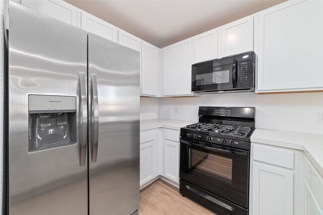 Foto del edificio - 7611 Cedar Birch Dr