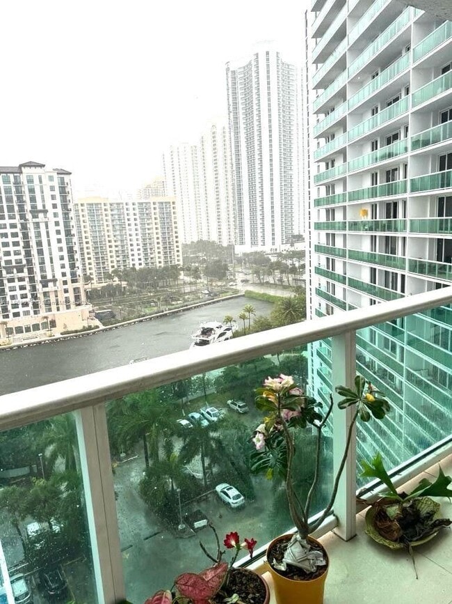 Foto del edificio - 100 Bayview Dr