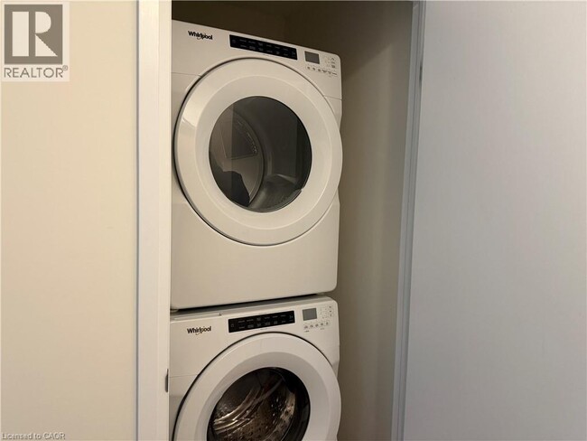 Building Photo - 60 Charles St W