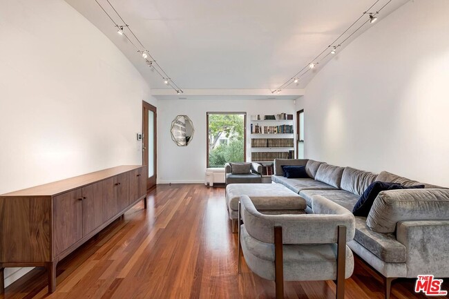 Building Photo - 1509 S Crest Dr