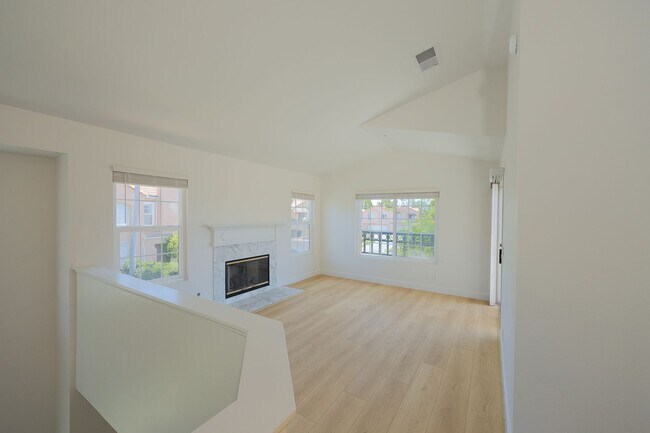 Foto del edificio - Gated California Lighthouse Townhome | 3 Bed + 2.5 Bath End Unit | Pool, Spa, Private Patio & 2-C...