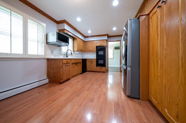 Foto del edificio - 6325 Brookview Ave