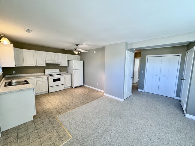 Building Photo - 1011 Front Rd