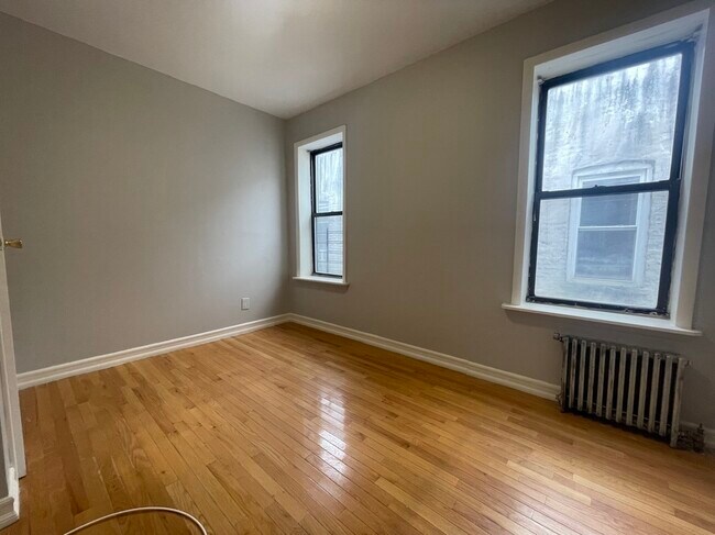 Building Photo - 1043 Rogers Ave