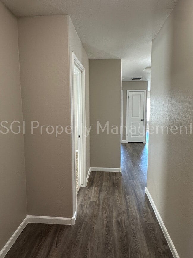 Foto del edificio - 327 Impala Ct