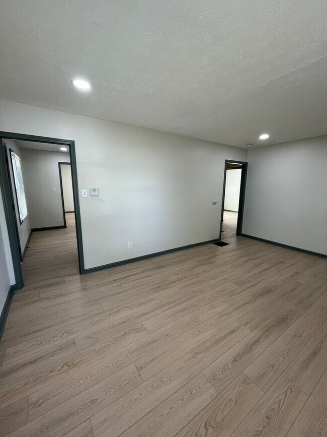 Foto del edificio - Beautifully Renovated 3BR Home with Modern Finishes & Spacious Living Areas