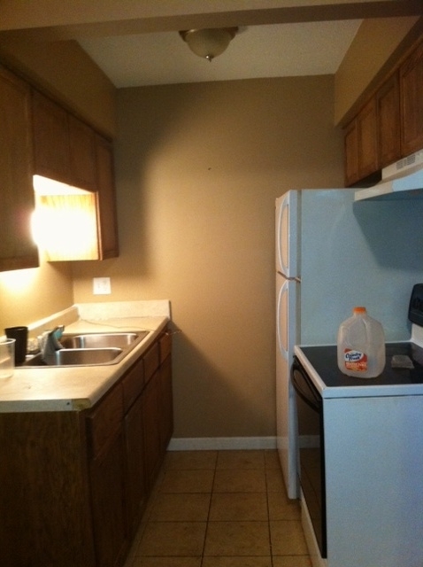 Kitchen With Appliances - 9901 Wyoming St