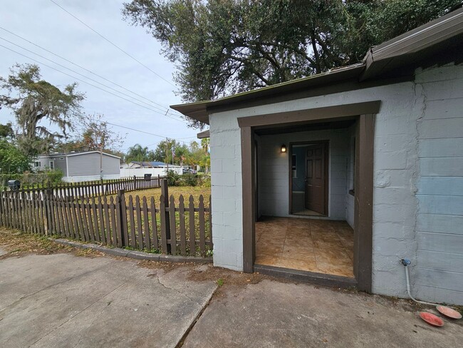 Building Photo - Adorable 2 Bedroom 1 Bath Home in Lakeland...