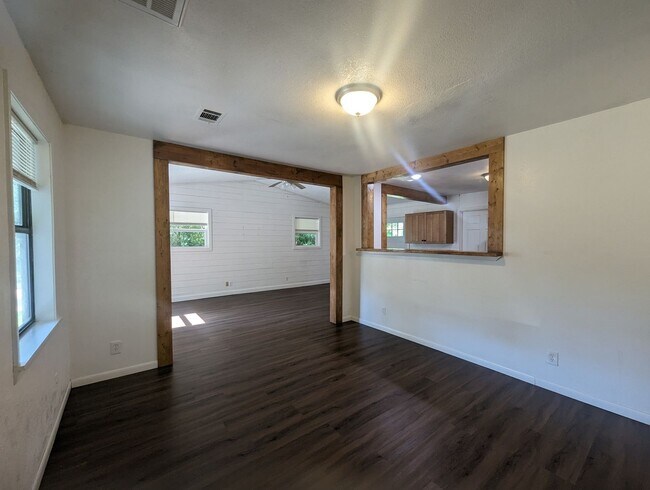 Building Photo - 3/1 Just East of Batesville