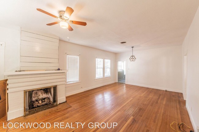 Building Photo - 2 br, 2 bath House - 925 W. AGARITA
