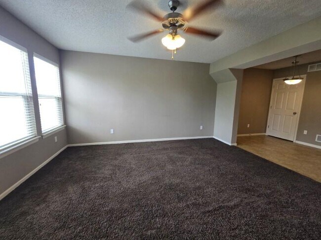 Foto del edificio - 2012 Hickoryleaf Ln