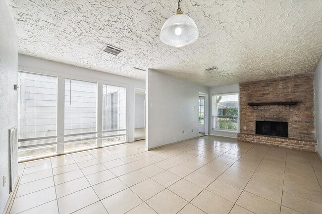 Foto del edificio - 6407 S Briar Bayou Dr