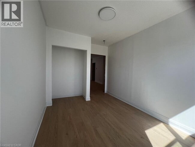 Photo du bâtiment - 804A St Clair Ave W