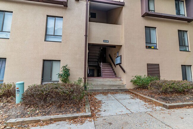 Building Photo - Renovated 3 Bedroom Condo in Reston!
