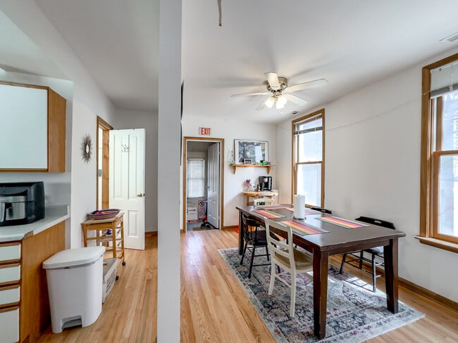 Building Photo - 1422 W Henderson St