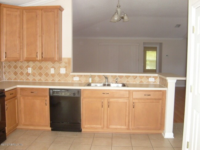 Building Photo - 2067 N Cranbrook Ave