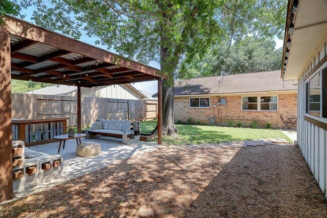 Building Photo - 5814 Weeping Willow Rd