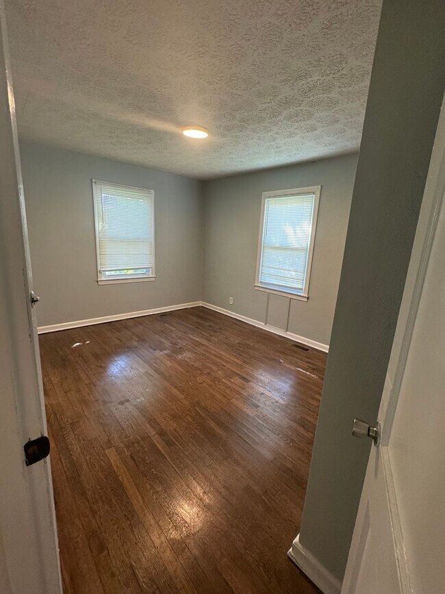 Foto del edificio - Knoxville 37915 - Adorable 3 bedroom, 1 bath cottage - Contact Lisa Vineyard or Shannon Russell 8...