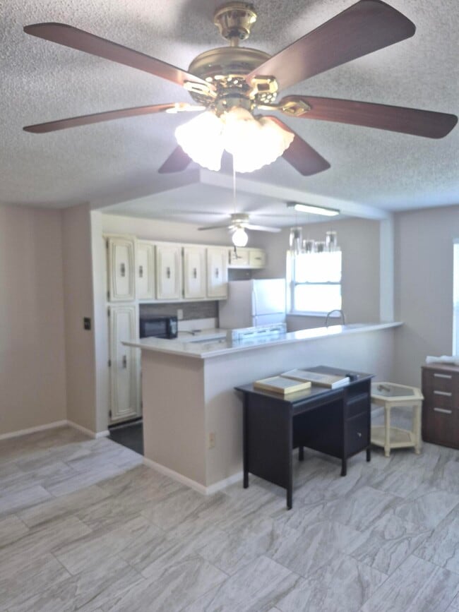 Foto del edificio - 737 High Point Blvd