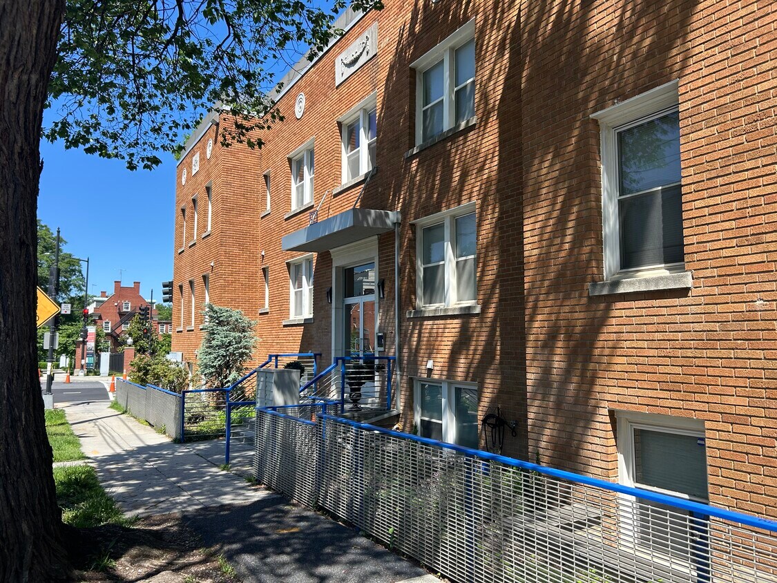 Primary Photo - 921 Butternut St NW
