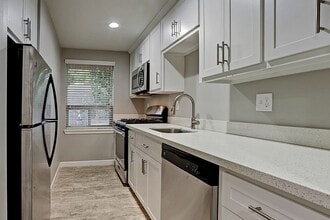 Building Photo - 2643 Greenbriar Dr