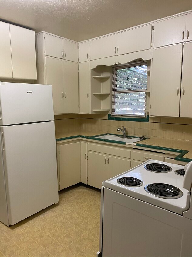 Primary Photo - 1709 W Oak St