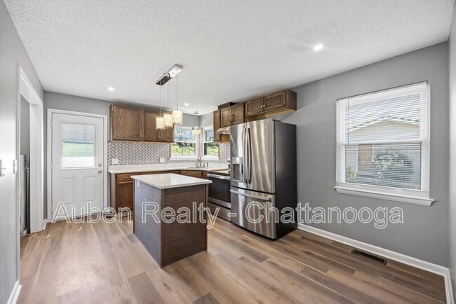 Foto del edificio - 1214 Helena Dr