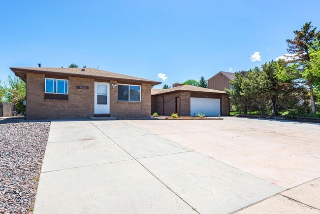Building Photo - STUDENTS WELCOME! Large 3 bed 1 Bath Main ...